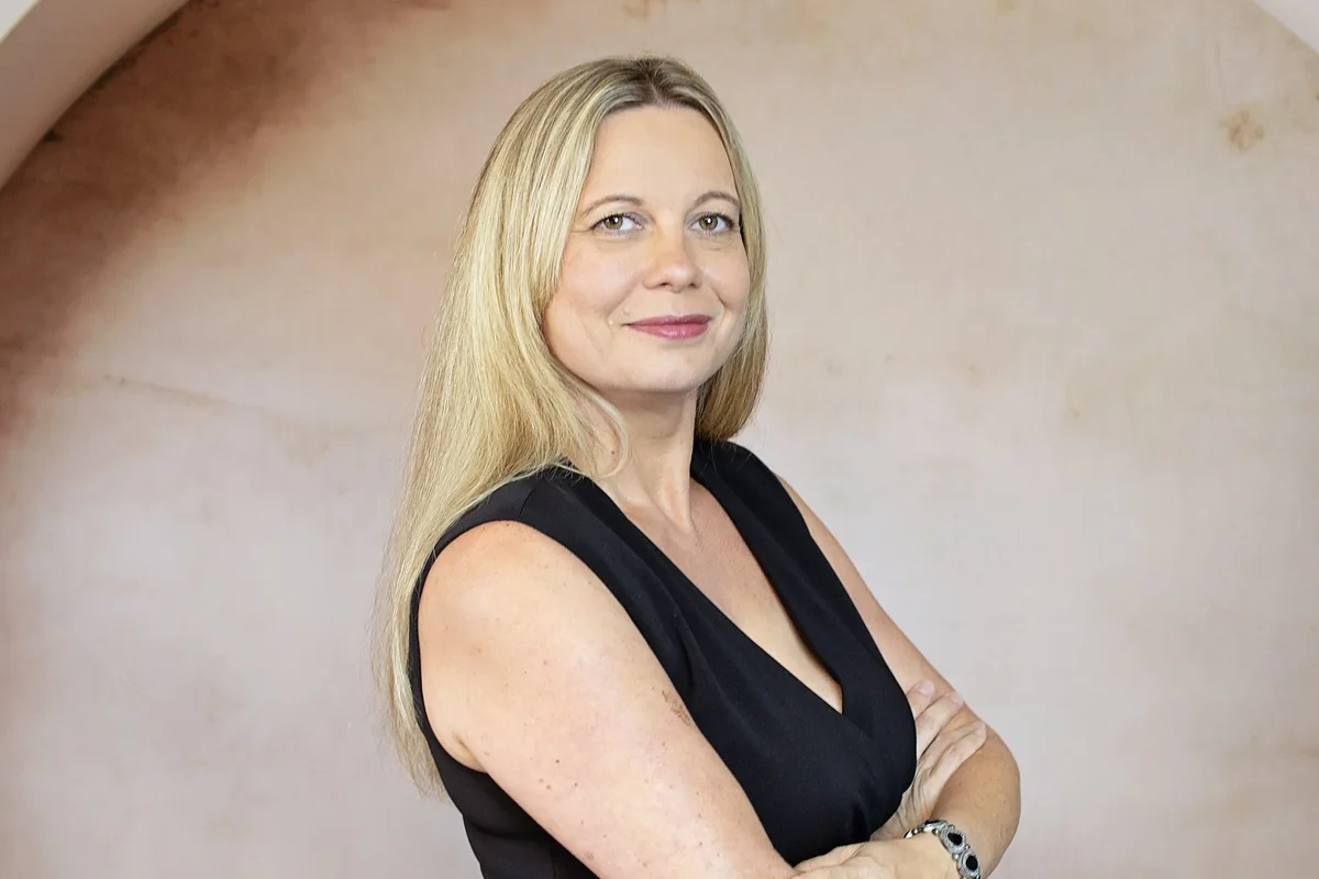 Christina Kalkmann, three-quarter profile studio portrait